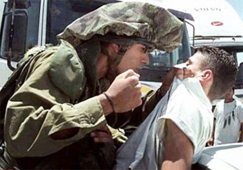 soldado de la ocupación israelí detiene a un palestino Ingenioso plan sionista para fortalecer la ocupación
